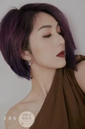 香港乐坛天后杨千嬅佩戴铂金首饰拍摄时尚大片 星光四溢