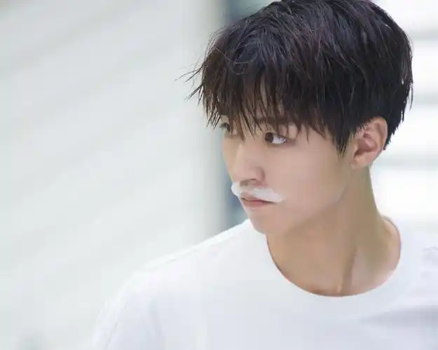 tfboys王俊凯最新帅气壁纸_粉丝收割机王俊凯