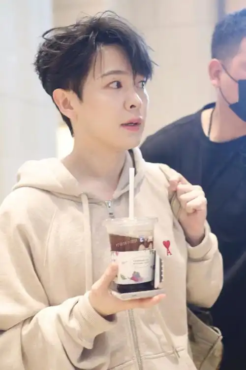 尤长靖 披荆斩棘的哥哥##尤长靖帮粉丝捡鞋子