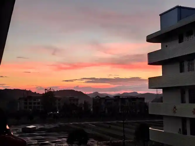 高中的校园是我们这辈子最美好的回忆