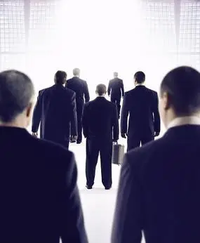 一群向前行走的商务男人背影