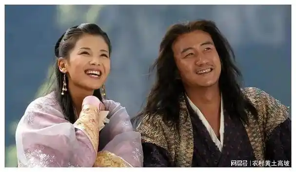 李玮珉当时正捧着一本《天龙八部》津津有味地读着,这可真是缘分啊!