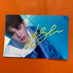 黄明昊亲笔签名