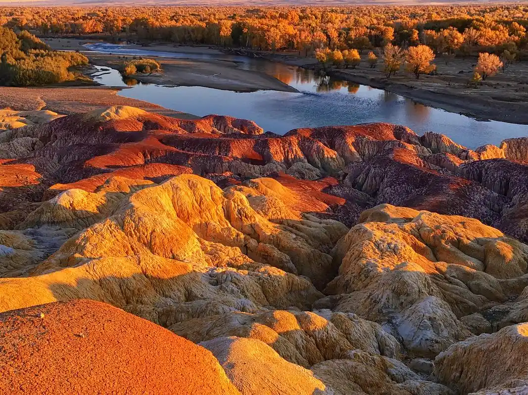 千彩古堡五彩湾位于新疆昌吉州吉木萨尔县城北.