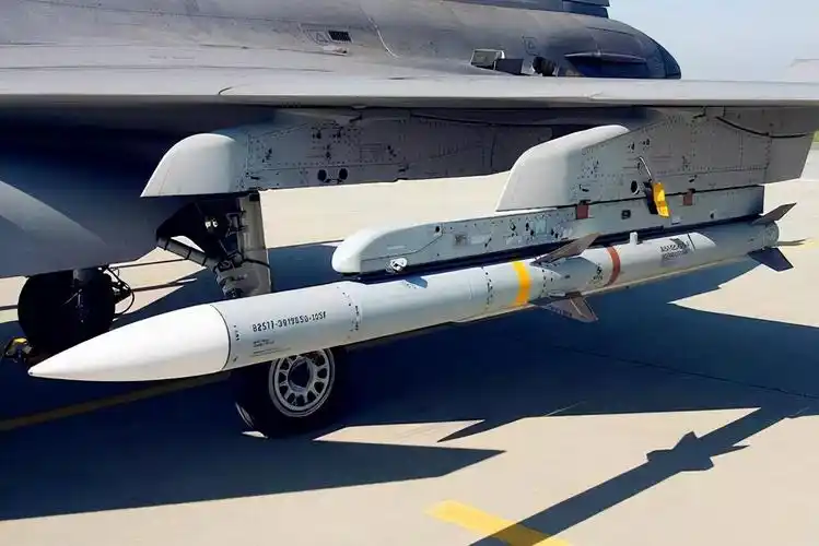 担忧被pl-15击落,美国空军为保持空中优势,加快新型远程导弹研制