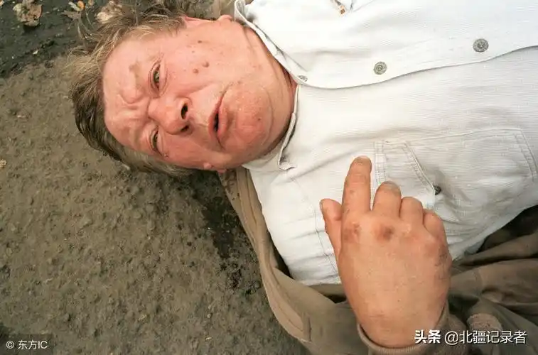 俄罗斯酒鬼烂醉如泥的18个瞬间,每年人均喝掉300多瓶二锅头