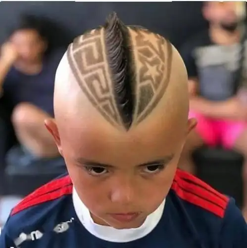 点发型,可以和飞机头来一个组合,就是侧面做一些几何形状的图案,头顶