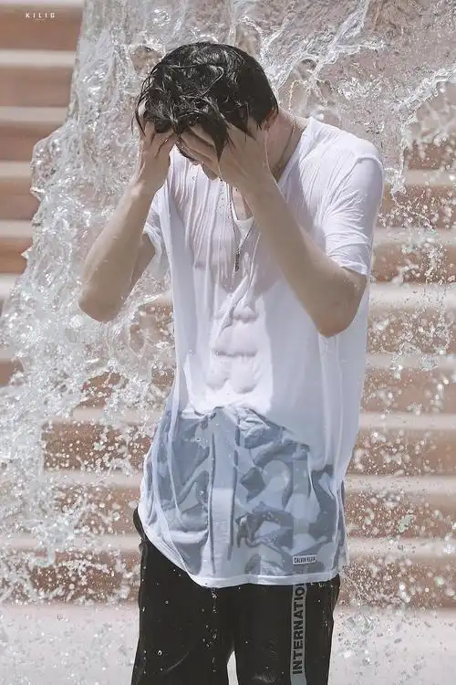 gif5朱正廷八块腹肌,整整齐齐gif4,陈立农腿真的长3,蔡徐坤身材比例好