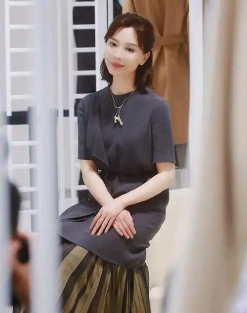 陈数的高级穿搭来袭,身穿一袭简约精致的连衣裙,气质优雅高贵