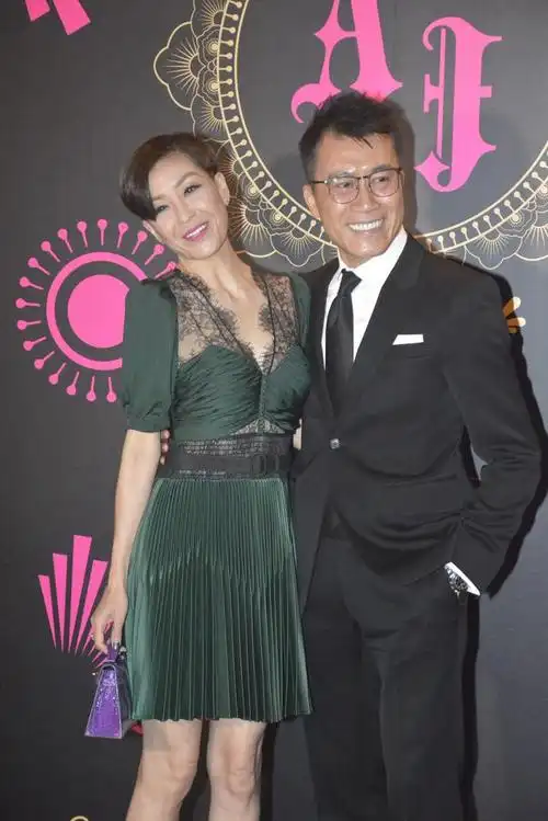 而在彼此相识相恋之前,伍咏薇曾经恋上过练海棠好友的丈夫,当然最后