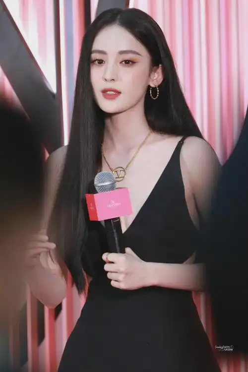 古力娜扎 黑长直太绝了!|古力娜扎_新浪新闻