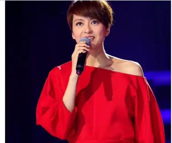 梁咏琪短发透清爽,一袭红衫令香肩外露颜值不逊当年!