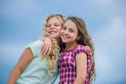 友谊和姐妹关系的概念.小女孩在户外拥抱.秋天的季节.儿童节快乐.