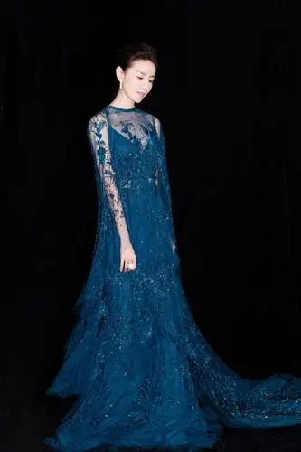 董洁长裙曳地亮相慈善晚宴秉公益初心为爱助力