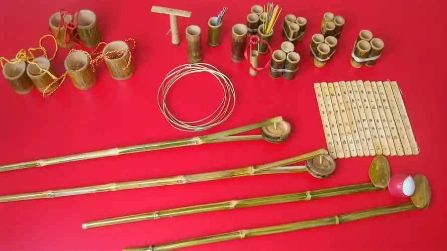 四周摆放着各种各样用竹子做的乐器,武术器械和民间游戏的竹