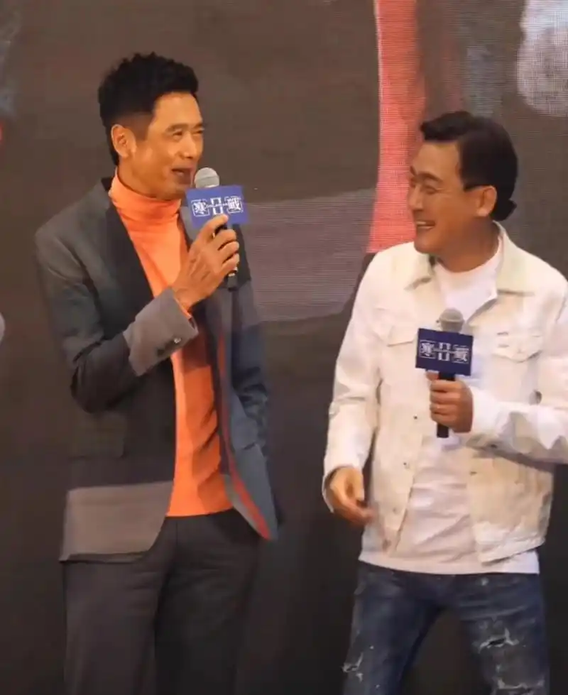 67岁周润发和65岁的梁家辉同台,都是一代影帝,有喜欢他们的吗?