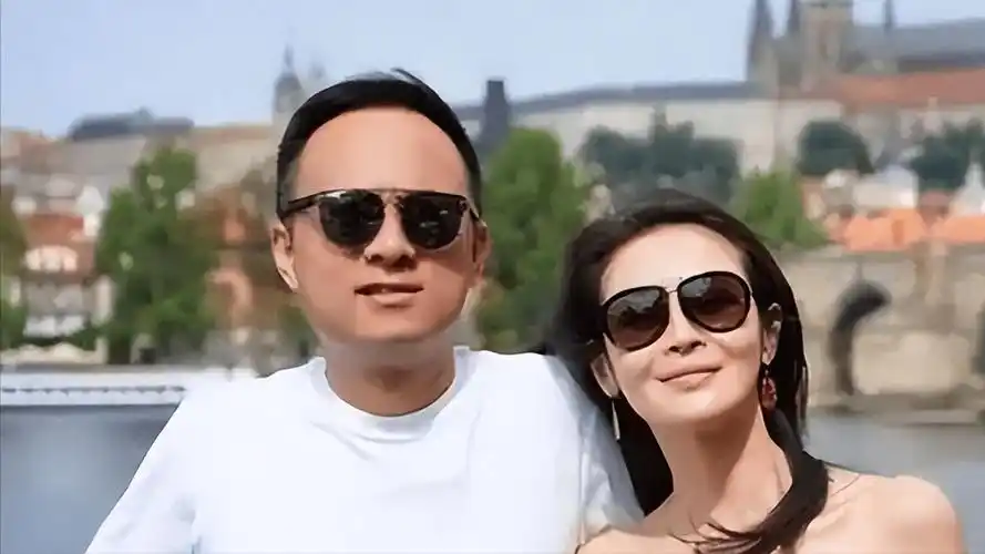 于明加一家4口出游,神秘老公罕露面,近一米八俩女大长腿抢镜_女儿