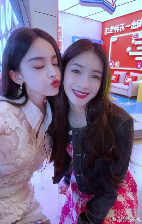演员古力娜扎在个人社交平台分享了一组与闺蜜江疏影的合照,闺蜜二人