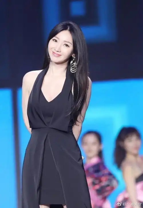 柳岩黑色深v礼服,与身俱来的性感,特别诱人,魅力动人.