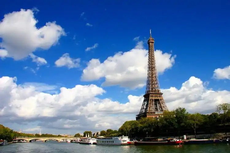 西方三大著名建筑之一法国地标埃菲尔铁塔