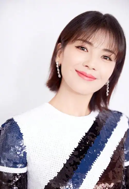 组图:刘涛北京卫视春晚造型曝光 鱼鳞裙尽显曼妙曲线