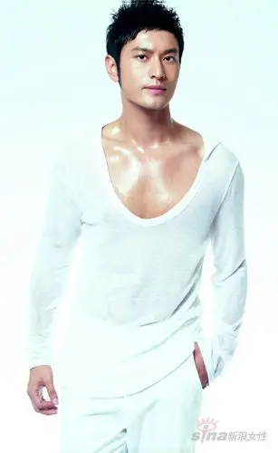 贴身穿的t衫最能展现男性的好身材