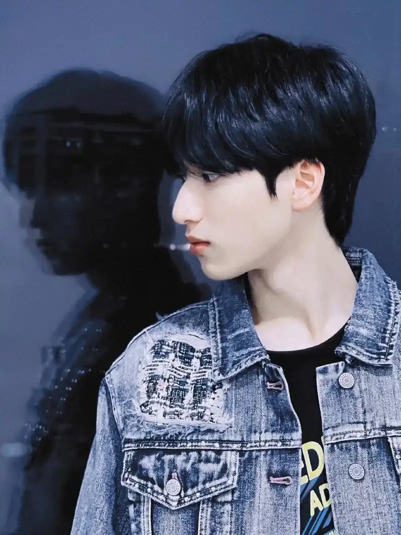 翔哥小时候怎么有点非主流#严浩翔 #帅就完事了 - 抖音