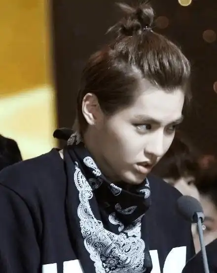 吴亦凡扎丸子头也是非常帅气的,更是多了一种嘻哈的感觉,这大概就是