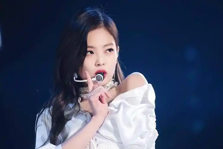 受到了多数人的认可,那句是由于身高的问题,jennie在演出的时候,必须