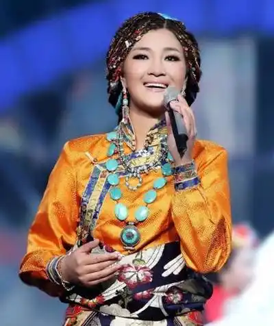 降央卓玛全家照片儿子超可爱老公魁梧低调帅爆了