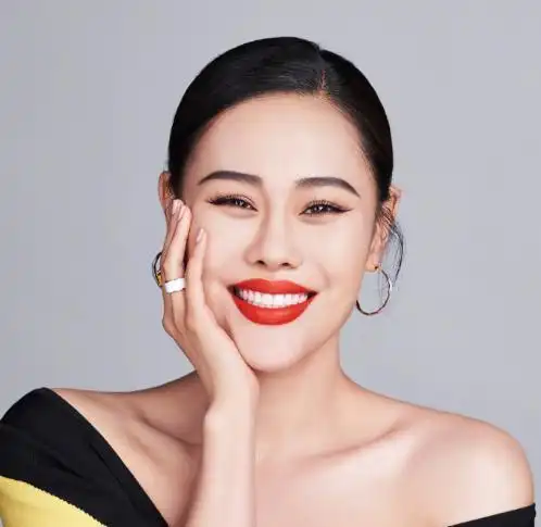 袁娅维拍摄花絮新鲜出炉,时尚大红唇透露着一股强大的女神气息!