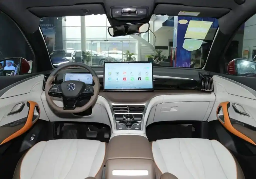 相比之下,宋pro dm-i的内饰变化就要更明显一些,采用了比亚迪家族最新