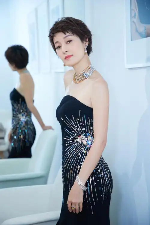 马伊琍露肩礼服亮相秀锁骨 佩戴高级珠宝优雅大气