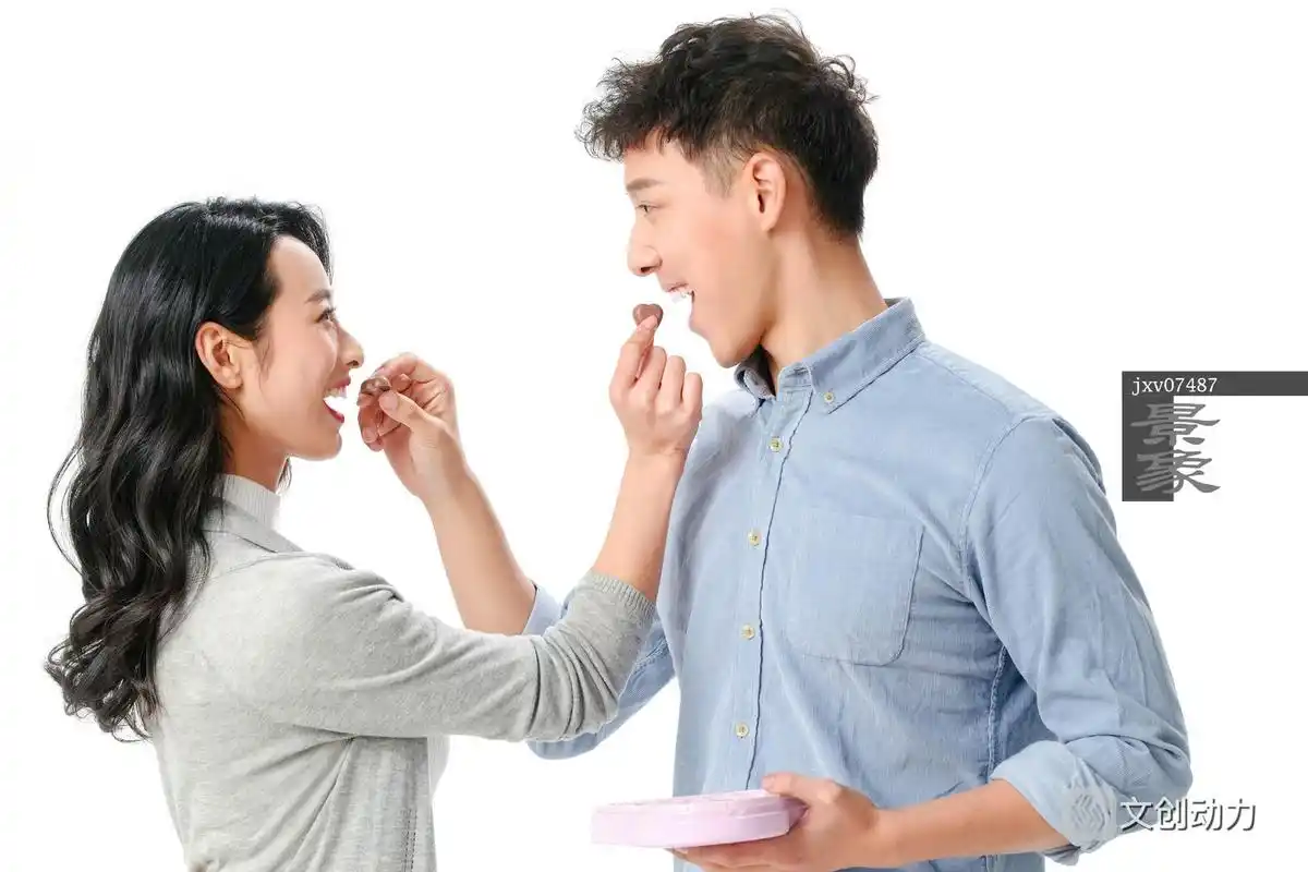 青年情侣互相喂吃巧克力