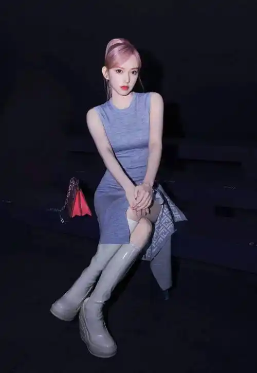 程潇在社交媒体上分享泳装照,曲线美堪称世界芭比