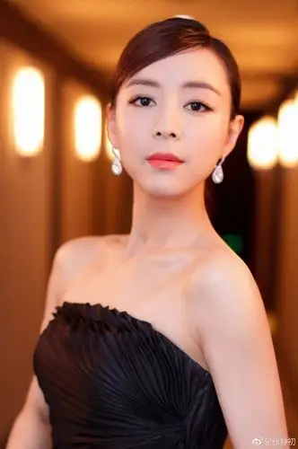 6月22日,张静初晒出一组美照,并附文:"为了赶明早的工作,躲暴雨坐