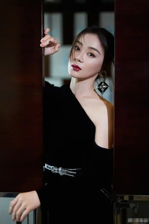 马甲线女王袁姗姗终于营业自创新造型不秀身材给刘海点赞