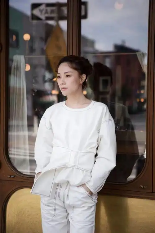 邓丽欣亮相纽约时装周 白色套装酷帅有型