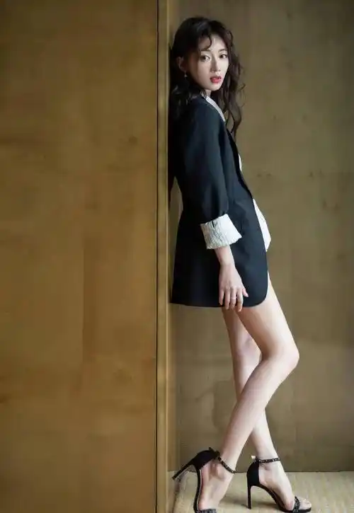 看了吴谨言才知道啥叫少女衬衫短裤配蝴蝶高跟鞋真不像30岁