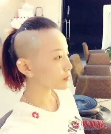 女生把头发两边剃光