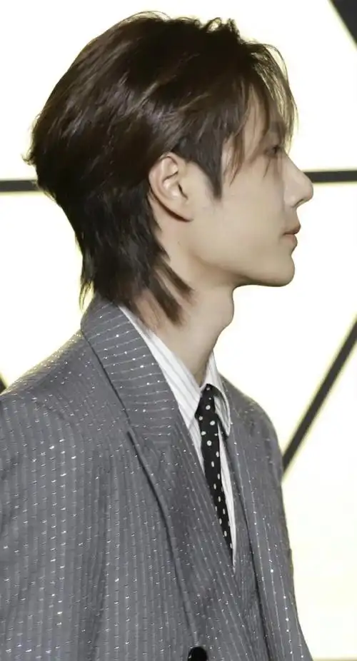 gq镜头下的王一博侧颜##王一博gq众星揽月大片