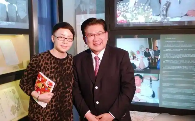 名主持曹可凡为人低调,妻子是圈外人儿子和他一样胖