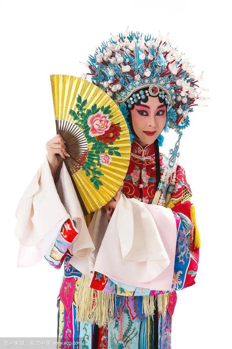 女京剧表演者拿着折扇