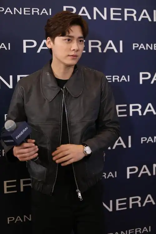 2021年12月24日,无锡,李易峰出席沛纳海品牌活动. 图源:东方ic