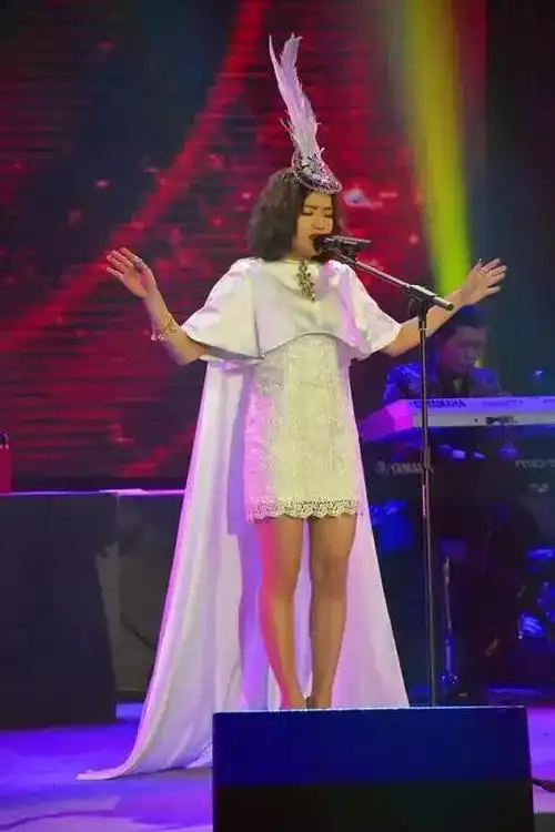 她的第一首成名曲《一万个舍不得》,淋漓尽致向歌迷展现庄心妍甜美