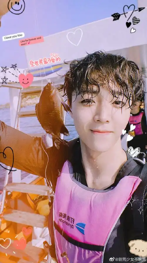 农六一营业照#陈立农六一营业照,出海钓鱼啦,落水的美少年哈哈,好可爱