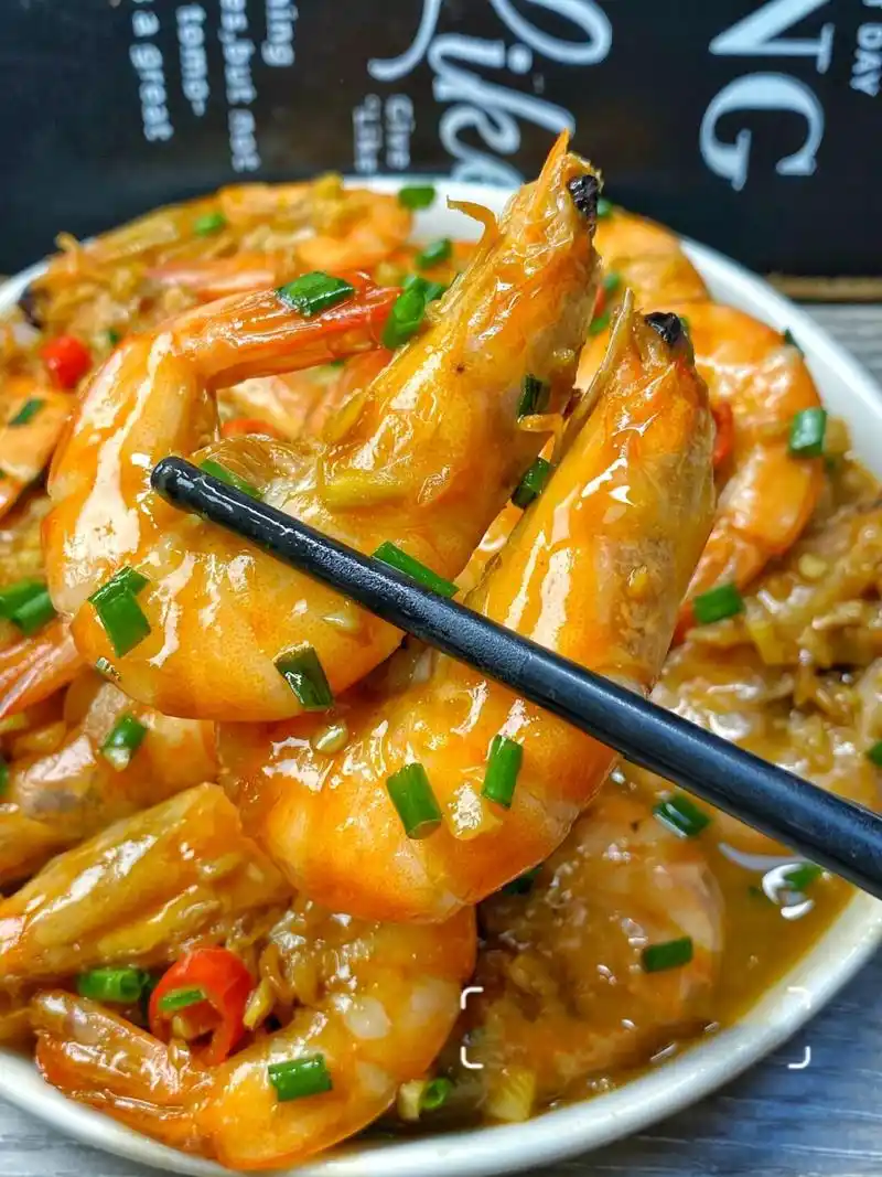 今天给大家分享一款家常蒜蓉油焖大虾,鲜嫩多汁,简单好吃,我们一起做