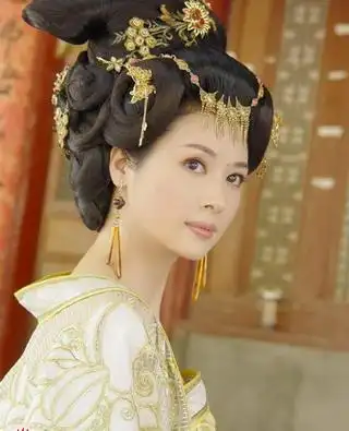 邓英演过的电视剧2010《灵珠》饰演:女娲 导演:蔡晶盛 合作演员