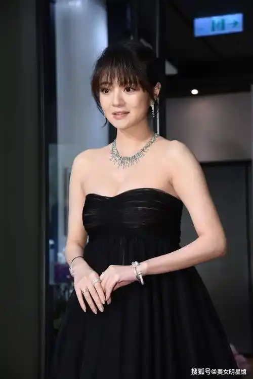 身材太有料了!42岁安以轩,辣妈魅力让人心动!_智慧_外貌_女神