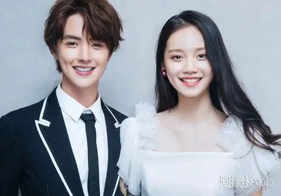 官鸿跟朱正廷长得好像二人都是暖甜系偶像